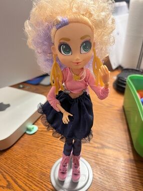 Hairdorables Hairmazing “Bella” fashion doll